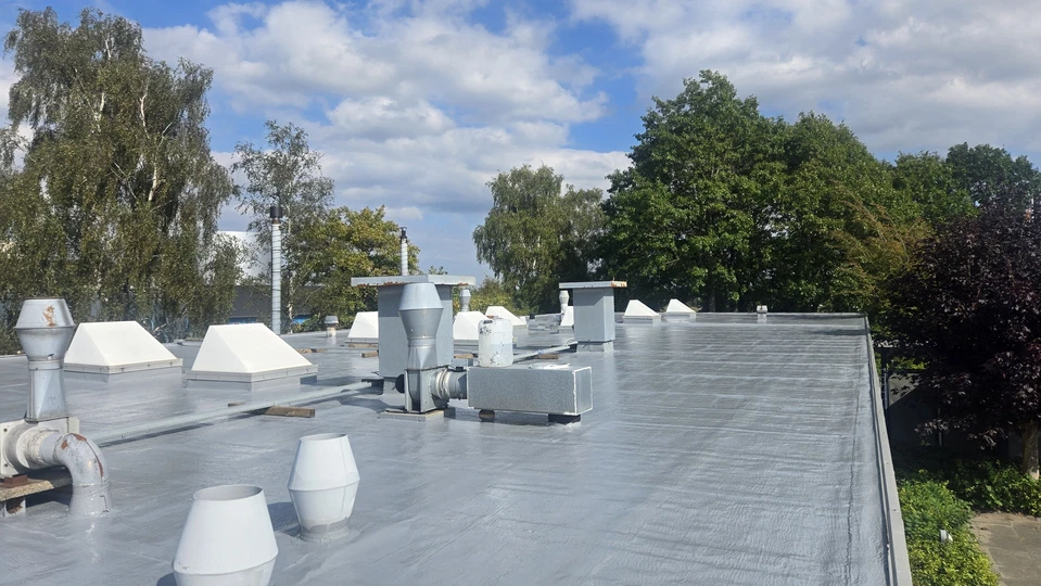 Tagmembraner installeret omkring ventilation